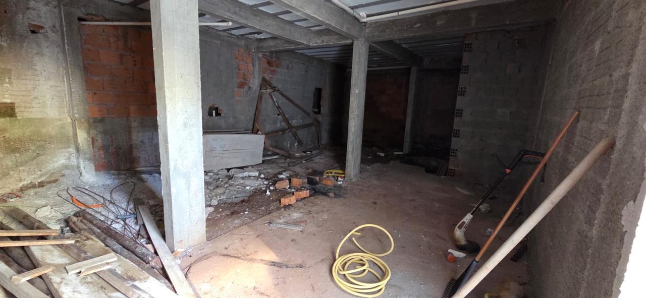 Antes — Parede sem acabamento